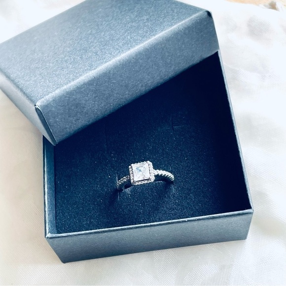NWOT 925 Sterling Silver Sparkling Cubic Zirconia Fashion Ring - Picture 14 of 14